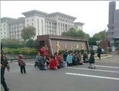 Le 19 mars, les paysans de Jingtoushan ont déposé une  pétition dans la ville de Huangshi. Les résidents locaux luttent contre les tentatives des autorités de confisquer leurs terres. (Weibo.com)