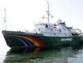 <i>L’Esperanza</i> de Greenpeace arrive au port international de Manille aux Philippines en décembre 2012 dans le but de mettre en œuvre des actions pour protéger le thon contre les pêches illégales. (Jay Directo/AFP/GettyImages)