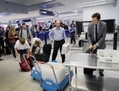 Les passagers faisant une file d’attente devant le portique de sécurité à l’aéroport international de Miami, en Floride, en 2011. De longues files d’attente lors des contrôles de sécurité dans les aéroports étant déjà monnaie courante, la démarche supplémentaire de contrôle du poids les rendrait-elle encore plus longues? (Joe Raedle/Getty Images)