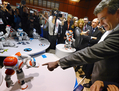 Le ministre du Redressement productif Arnaud Montebourg joue le 19 mars 2013 avec le robot NAO lors de sa visite au salon Innorobo 2013 à Lyon. (AFP PHOTO/Philippe Desmazes)
