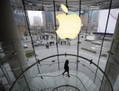 Un client passant sous le signe du logo Apple dans un magasin de la marque à la pomme à Shanghai le 22 février 2012. Un ordinateur Apple avec un logiciel de filtrage a récemment été expédié de Shanghai à un client à New York. (Peter Parks/AFP/Getty Images)