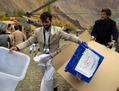 Des travailleurs de la commission électorale apportent du matériel dans le village reculé de Kofab, Afghanistan, pour la tenue des élections en 2009. (Paula Bronstein/Getty Images)