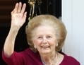 Photo d’archives de l’ancienne Premier ministre, Margaret Thatcher, saluant la presse de chez elle, après avoir quitté l’hôpital Cromwell, le 1 novembre 2010, à Londres. M. Thatcher est décédée le 8 avril 2013, d’un AVC. (Dan Kitwood/Getty Images)
