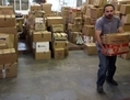 Ce 3 Avril 2013, un volontaire transporte des cartons de denrées alimentaires et de produits ménagers, pour les distribuer à ceux qui font les frais de la grave crise financière chypriote. (Yiannis Kourtoglou/AFP/Getty Images)