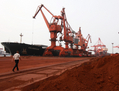 Le 5 septembre 2010, des engins de terrassement déblayent de la terre contenant des éléments de terre rare dans le port de Lianyungang, province du Jiangsu (est de la Chine). La Chine produit plus de 90% des terres rares dans le monde, un fait qui semble inquiéter le Pentagone. (STR/AFP/Getty Images)