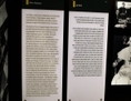 Photo du pape Pie XII au Musée du mémorial de l’Holocauste (Yad Vashem), à Jérusalem, le 1er juin 2012, avec, à côté, le nouveau texte de description. (Menahem Kahana/AFP/GettyImages)