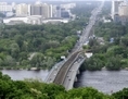 Une vue sur les rives du fleuve Dniepr, à Kiev, où se dressent des tours résidentielles. La plupart des jeunes familles en Ukraine ne peuvent pas se permettre d’avoir un logement. (Vladimir Borodin/Epoch Times)