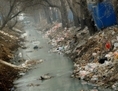 Immondices bouchant un canal pollué en marge de Pékin le16 mars 2012. (Mark Ralston/AFP/Getty Images) 

