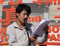 Wang Zhe lors d’une manifestation devant l’ambassade de Chine en France. (Laurent Gey, Epoch Times)