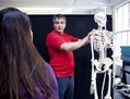 L'os du bras est relié à l'os de l'épaule ... Une leçon d'anatomie de base avec Brant Amundson. (Samira Bouau / Epoch Times) 
