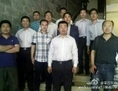 De gauche à droite: Wen Haibo, Tang Jitiang, Wang Cheng, Tang Tianhao, Liang Xiaojung, Jian Tianyong, Guo Haiyue, Li Heping, Zhang keke, Lin Qiwei, Yang Huiwen. Suite à leur visite dans un centre de lavage de cerveau, les onze avocats ont été photographiés après qu’ils aient été arrêtés et battus dans le Sichuan les 13 et 14 mai, (Li Fangping via Weibo.com)