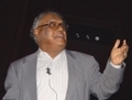 Le professeur Rao donne une conférence aux étudiants, à l’auditorium de la Cité des Sciences à Calcutta, en Inde. Ses principaux travaux en chimie du solide et chimie structurale lui ont valu plusieurs prix nationaux et internationaux; il est membre associé étranger à l’Académie nationale des Sciences américaine et à la Royal Society de Londres. (Biswarup Ganguly/Wikimedia Commons)