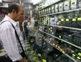 Un client magasine à Caracas le 13 février 2013. En février, les Vénézuéliens ont envahi les magasins pour acheter de tout – laveuses, téléviseurs, billets d'avion – après l'annonce de la dévaluation de la monnaie de 32 %. (Geraldo Caso/AFP/Getty Images)