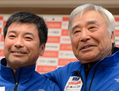 L'aventurier japonais Yuichiro Miura, 80 ans, pose avec son fils Gota Miura en mars 2013 à Tokyo avant son départ pour l'Everest. (Toru Yamanaka/AFP/Getty Images)  