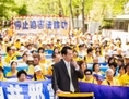 Baiqiao Tang, président de u00abChina Peace» et l'un des principaux dissidents chinois, lors d'un rassemblement appelant à mettre fin à la persécution du Falun Gong en Chine qui s’est tenu devant le bâtiment des Nations Unies à New York le 17 mai 2013 (Edward Dai/Epoch Times)