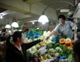 Le 18 octobre 2012, un marchand vend des légumes au marché de Shanghai. Selon des statistiques récentes et des analyses d’experts, le prix des produits de consommation est à la hausse dans tout le pays, ce qui affecte une grande partie de la population chinoise. (Peter Parks/AFP/Getty Images)