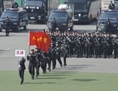 Une équipe de l’unité tactique de la police spéciale chinoise en marche au cours d’une démonstration à Pékin le 12 Avril 2011. D’après le <i>Livre Blanc</i> de la Défense, le régime chinois a déployé des officiers de la police militaire pour s’occuper de perturbations intérieures plus de 1.6 million de fois en 2012, ce que He Qinglian dit être un signe que le régime et le peuple sont devenus ennemis.