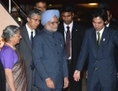 Le Premier ministre indien Manmohan Singh (C) et son épouse Gursharan Kaur (G) sont accueillis par un responsable japonais à leur arrivée à l'aéroport international de Tokyo le 27 mai 2013. Singh entamait une visite de trois jours, ponctuée d’entretiens avec son homologue japonais Shinzo Abe pour renforcer le partenariat stratégique et global entre les deux pays. (Yoshikazu Tsuno/AFP/Getty Images)