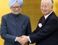 Le Premier ministre indien Manmohan Singh (G) serre la main de Hiromasa Yonekura (D), président de Sumitomo Chemical Co. et président de l'entreprise de lobbying Keidanren, lors d'un déjeuner offert par Keidanren, la Chambre de commerce et de l’industrie du Japon (JCCI) et le Comité de coopération des affaires indo-japonaises à Tokyo le 28 mai 2013. Singh est en visite de quatre jours au Japon. (Tomohiro Ohsumi/AFP/Getty Images)