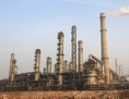 Cette photo de dossier montre une usine chimique dans la ville de Dalian, dans la Province nord-est de la Chine, Liaoning, le 18 Janv. 2013. Des journalistes en Chine indiquent que certaines usines chimiques en Chine polluent la nappe phréatique en déversant leurs déchets dans les puits. (STR/AFP/Getty Images)