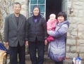 Chen Guangfu (à gauche), sa mère, Wang Jinxiang (au milieu) et Lu Qiumei, un visiteur, se tiennent à l’extérieur de leur domicile dans le village de Dongshigu dans la province du Shangdong. La famille de Chen Guangcheng l’avocat des droits de l’homme, continue à faire face au harcèlement et à la surveillance par les autorités chinoises locales. (Boxun.com)