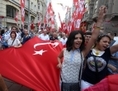 Les manifestants crient des slogans en tenant un drapeau turc, lors de la troisième journée des manifestations antigouvernementale à l’échelle du pays, place Taksim, Istanbul, le 2 juin 2013. Après un rassemblement pacifique, des affrontements violents ont suivi avec la police, alors que les manifestants dénonçaient selon eux le style de plus en plus autoritaire du premier ministre Recep Tayyip Erdogan. (AP Photo/Thanassis Stavrakis) 