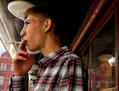 Le 1er juin dernier, un jeune homme fume sa cigarette sur la Place Manezhnaya aux abords du Kremlin à Moscou. L’ambitieux projet russe d’interdiction de fumer, qui vise à réduire de moitié le nombre de fumeurs, afin d’améliorer la santé publique, est entré en vigueur. Des doutes planent sur son application réelle. (Andrey Smirnov/AFP/Getty Images)