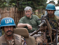 M. Dallaire en compagnie de ses collègues de La Force de maintien de la paix de l'Organisation des Nations unies (Casques bleus) (EyeSteelFilm/WhitePinePictures)
