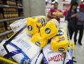 Les consommateurs Vénézuéliens ont envahi les magasins pour acheter après l’annonce de la dévaluation de la monnaie de 32%. (AFP PHOTO/Leo Ramirez)
