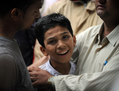 Les amis et les membres de la famille consolent leur jeune frère cadet après une série d’attentats à la bombe qui a tué 17 personnes à Mumbai en Inde le 13 Juillet 2011. (AFP PHOTO/Indranil Mukherjee)