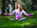Une femme pratique la méditation assise du Falun Gong. Les chercheurs ont découvert que la méditation et la pensée positive peuvent produire des changements et le développement de traits positifs dans le cerveau à long terme. (Jeff Nenarella / The Epoch Times)
