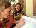 Mary Louise Ridinger (gauche) et Raquel Perez révisent les preuves qu'elles ont recueillies au sujet du trafic de jade au Guatemala. (Gracieuseté de Myriam Moran)