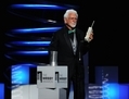 L’inventeur Martin Cooper reçoit son prix lors de la 15e cérémonie des Webby Awards, le 13 juin 2011, à New York. Son invention-phare, le Motorola DynaTAC 8000X, aura 30 ans cet été. (Jamie McCarthy/Getty Images)
