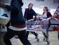 Gerry Lane (Brad Pitt) et sa famille tentent de mettre la main sur quelques vivres dans un supermarché assailli par des gens en panique. (Paramount Pictures) 