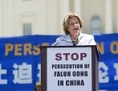 Le membre du congrès Ileana Ros-Lehtinen (R-Fla), s’exprimant lors d’un rassemblement sur la pelouse ouest du Capitole à Washington, DC, jeudi 14 juillet 2011, a déclaré: u00abLa persécution du Falun Gong doit cesser et elle doit cesser maintenant. (Shaoshao Chen/Epoch Times)