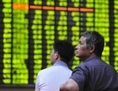 Chine, Jiujiang, des investisseurs regardent le tableau électronique dans une salle de la bourse le 24 juin 2013; les stocks ont fortement baissé. La dette massive qui s'est maintenue dans le système financier chinois pourrait provoquer un effondrement soudain de la valeur des actifs. (ChinaFotoPress/Getty Images)