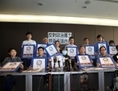 À Hong Kong, les représentants de 11 groupes pro-démocratiques différents, lors d’une conférence de presse le 12 juin. Ils brandissent des panneaux annonçant u00abpas de violence». (Epoch Times)