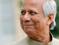 Muhammad Yunus, le fondateur de la banque de microcrédit Grameen Bank – littéralement u00abbanque des villages». Cette banque, crée en 1976, est présente aujourd’hui dans 50.000 villages au Bangladesh. L’initiative du professeur Yunus est une référence dans le phénomène en pleine expansion de l’innovation sociale. (AFP PHOTO/Miguel Medina)