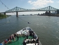 Le bateau s’apprête à passer sous le pont Jacques-Cartier et se rapproche du Vieux-Port ainsi que du centre-ville de Montréal. (Nathalie Dieul)