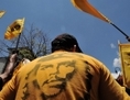 Un homme portant un T-shirt avec le portrait d'Ernesto u00abChe» Guevara se promène le 1er mai 2011 à San Jose. (RODRIGO ARANGUA/AFP/Getty Images)