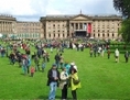 La foule célèbre l'approbation par le Centre du patrimoine mondial de l'UNESCO devant le Palais Wilhelmshohe. (Susan James) 
