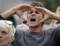 Un manifestant crie des slogans antigouvernementaux près du Parlement bulgare à Sofia, le mercredi 26 juin 2013. (AP Photo/Valentina Petrova)