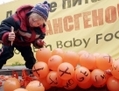 Un garçonnet éclate symboliquement des ballons sur lesquels se trouvent les inscriptions OGM (Organismes génétiquement modifiés), lors d’une manifestation contre les additifs génétiquement modifiés mis dans la nourriture pour bébés, devant le bâtiment du ministère de la Santé russe, à Moscou, le 1er juin 2006. (Mikhail Pochuev/AFP/Getty Images)