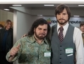 Le duo Steve Wozniak (Josh Gad, à gauche) et Steve Jobs (Ashton Kutcher, à droite) est sur le point de présenter le Apple-1 au grand public, une percée dans le monde de la technologie. (Remstar)
  