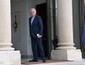 Le Premier ministre Jean-Marc Ayrault se tient sur le pas de la porte de l’Elysée à Paris, le 19 août 2013, après le séminaire gouvernemental sur les prospectives du pays pour 2025. (Bertrand Guay/AFP)