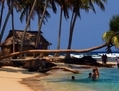 S’inviter pour un week-end sur une île Kuna, c’est s’offrir une vie de jeux dans l’eau limpide et tiède de la mer des Caraïbes. (Charles Mahaux)