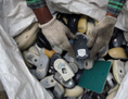Un travailleur indien passe au crible un sac rempli de souris d’ordinateur défectueuses avant de les démonter, lors de la Journée mondiale pour l’environnement, le 5 juin 2013. D’après une étude, Delhi, la capitale de l’Inde, est susceptible de produire 50.000 tonnes de déchets électroniques en 2015. (Manjunath Kiran/AFP/Getty Images)
