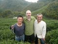 Hugo Américi en compagnie de M. Nen Yu et de M. Lin à Shan Lin Xi, producteurs de thé de l’île de Taïwan. (Camellia Sinensis)