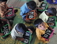 Des écoliers indiens écrivent l'alphabet sur des ardoises dans une école primaire publique dans la périphérie de Hyderabad, le 13 juin 2011. L’Inde a perdu près de 250 langues au cours des 50 dernières années, mais continue toujours à avoir quatre fois plus de langues parlées qu'en Europe selon un récent sondage. (NOAH SEELAM/AFP/Getty Images)
