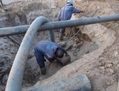 Techniciens de forage travaillant à désenvaser de l’eau. (UNESCO)